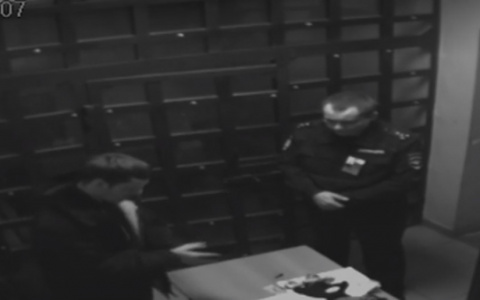 Появилось видео, как житель Коми хотел выстрелить в полицейского