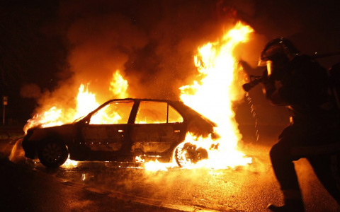 На Яреге пожарным удалось потушить горящий автомобиль