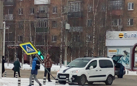 Иномарка снесла дорожный знак в центре города