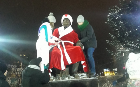 Ухтинцы нарядили памятник Прядунову в Деда Мороза