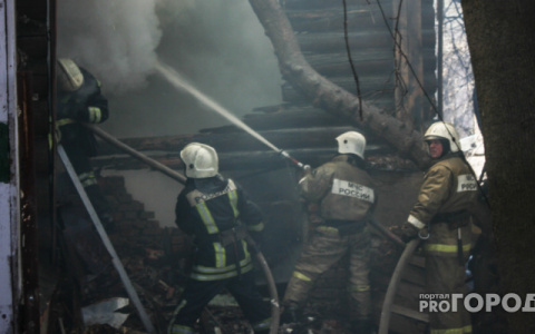 В Коми горящий жилой дом тушили более 5 часов