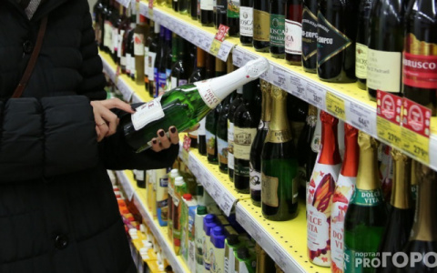 Жители Коми выпьют по три бокала шампанского в Новый год