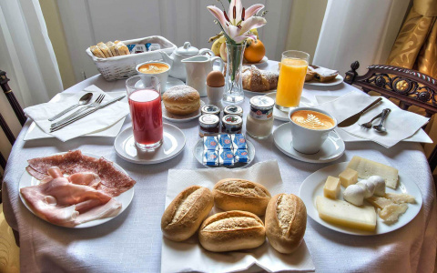 Ученые: поздний завтрак на выходных вреден для организма