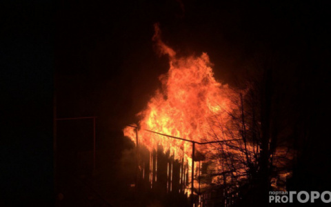 Накануне в Ухте пожар повредил дровяник и гараж