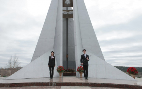 Ухтинцы фотографируются на фоне военных памятников для акции «#ПостПобеды»