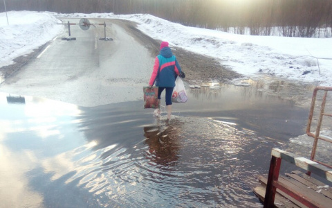В Коми люди идут босиком в ледяной воде