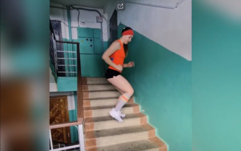 Фитнес-тренер из Ухты показала кардио на лестнице в подъезде