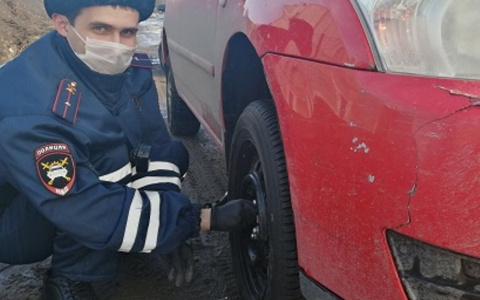 Сотрудники ДПС Сосногорска помогли девушке-водителю заменить колесо