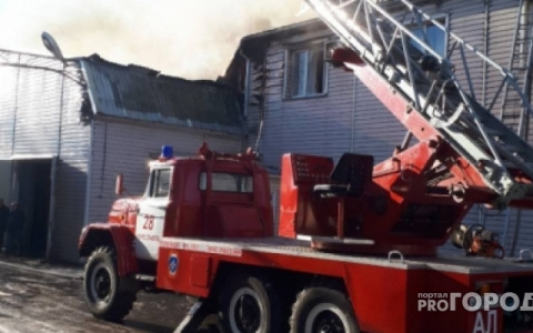 В Коми пожарные спасли мужчину из горящего здания