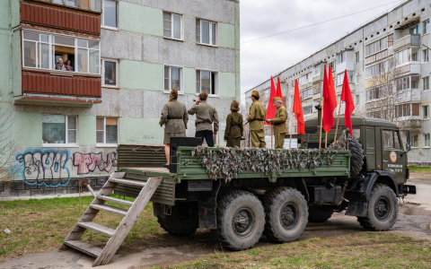 Для ухтинских ветеранов прозвучали военные песни прямо под окнами