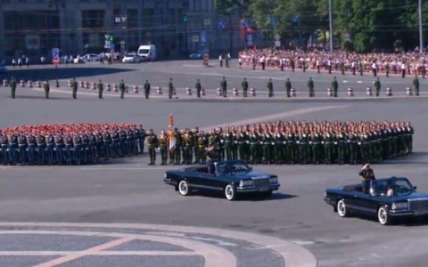 В России прошли праздничные парады: 30 красочных фотографий