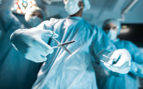 Хирург из Коми незаконно увеличил пациентке грудь и сел на скамью подсудимых