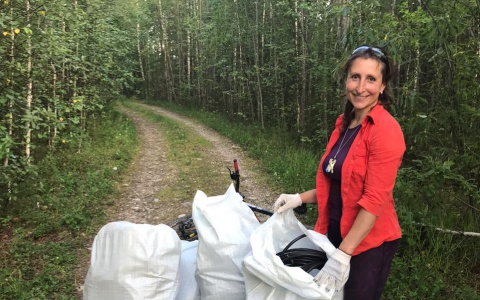 Полный прицеп и автофургон мусора: активисты очистили лес под Ухтой