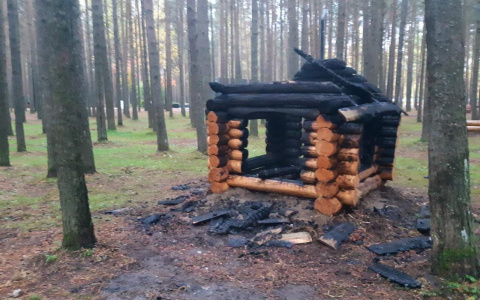 Ухтинские вандалы сожгли домик в «Лесной сказке» спустя неделю после открытия