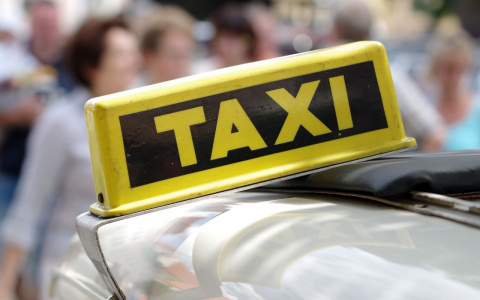 В Коми лучшего водителя такси выберут по стакану с жидкостью