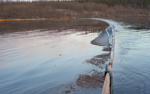 ЧС в Коми: на реке Колва произошел разлив нефти