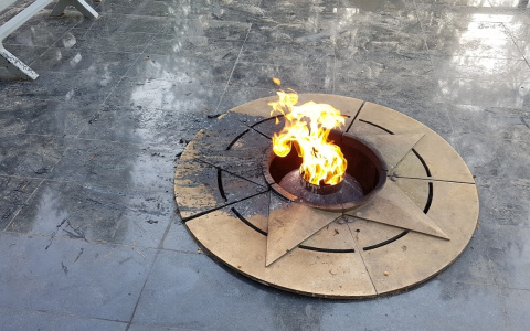 Недетская шалость: в Коми несовершеннолетние сожгли венки на Вечном Огне