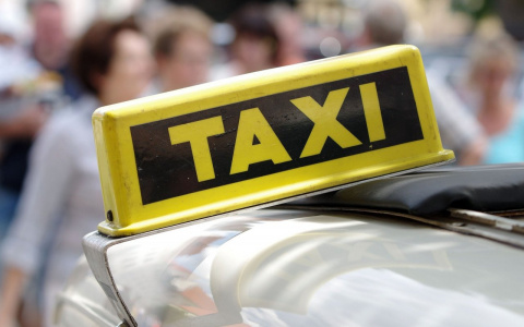 В Коми выбрали лучшего таксиста по "змейке" со стаканом