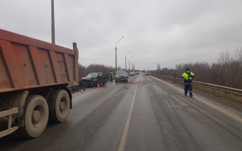 В Коми на мосту образовалась пробка из-за серьезного ДТП