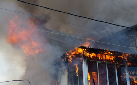 В Коми пожарные спасли мужчину из горящей квартиры