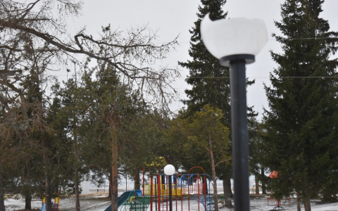 В Коми ищут хулиганов, разбивших светильники в парке