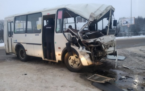 В Коми при столкновении автобуса и грузовика пострадал подросток