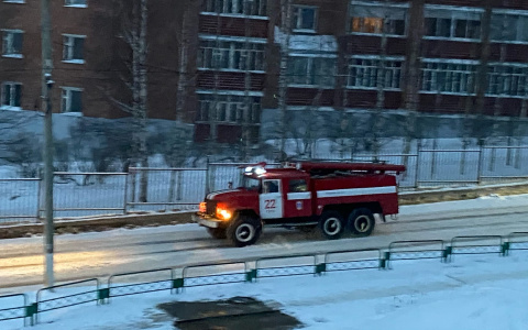 Пожар в новогоднюю ночь: ухтинские огнеборцы спасли из горящего дома 13 человек