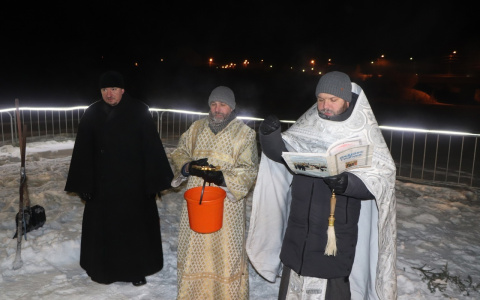 Ухтинцы не испугались 30-ти градусных морозов и искупались в крещенскую ночь