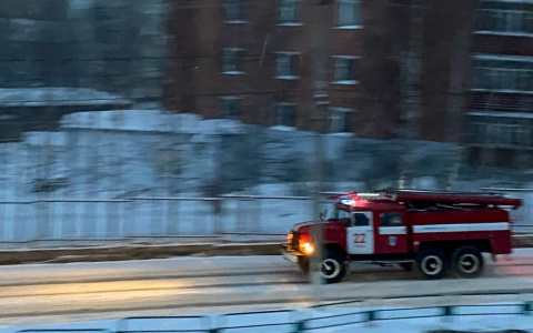 Курение поджигает: в Ухте на пожаре огнеборцы спасли женщину с ожогами 2 степени