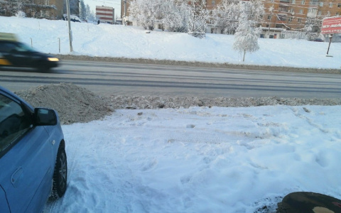 Чистя дороги Ухты снегоуборщики "закапывают" машины горожан