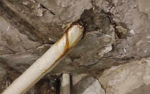 Потолок сыпется, трубы текут, но "дом аварийным не признан". Как выживают ухтинцы