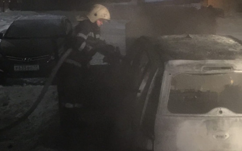 В одном из ухтинских дворов машина сгорела дотла. Поджог или техническая неисправность?