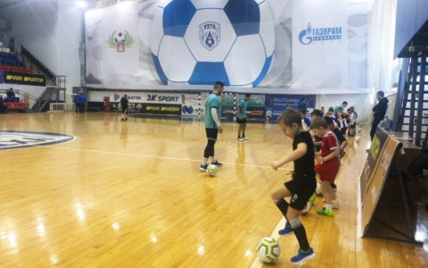Маленькие ухтинцы поиграли в большой футбол: запоминающийся мастер-класс
