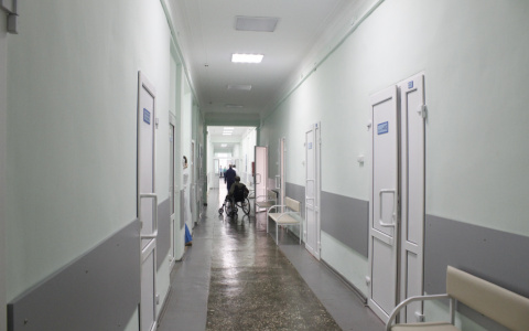 В Коми девушка в больнице обокрала дедушку, который попросил ее о помощи