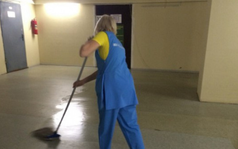 Профсоюз добивается ковидных выплат для обделенных уборщиц больниц