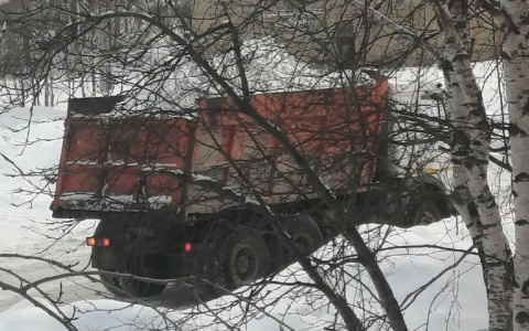 Ухтинские предприятия вывозят снег на окраины города