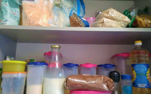 "И этим вы кормите детей!?": В Сосногорском детском саду нашли не внушающую доверия крупу