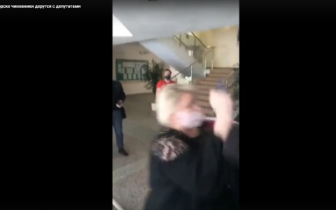 "Красные и белые!" В Сосногорске подрались депутаты и чиновники