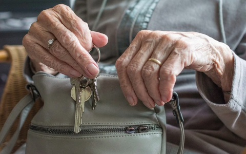 "Не смогла пройти мимо искушения": в Ухте наказали бабушку после похода в магазин