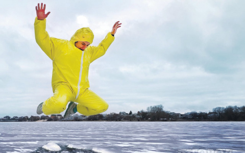 В Коми спасатели ловили на льду Вычегды бегающего под "белочкой" мужчину