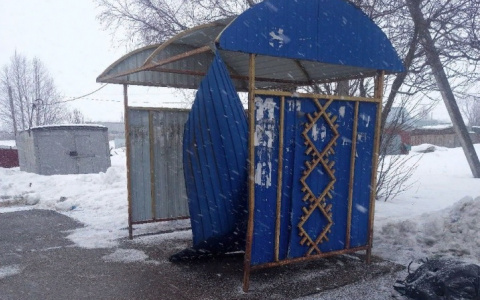 "Не было никакой возможности укрыться от непогоды: в одном из ухтинских поселков остановка пришла в негодность