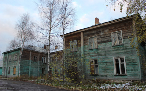 Ухтинцам предложили разобрать на дрова аварийный дом