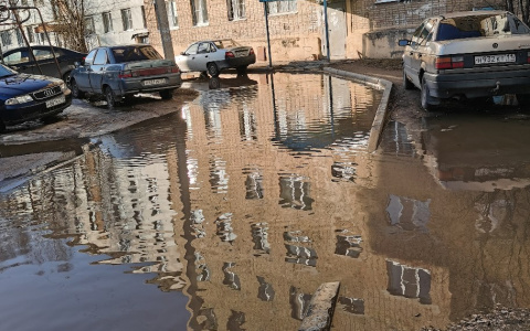 Ухтинцы добираются в собственные дома практически вплавь