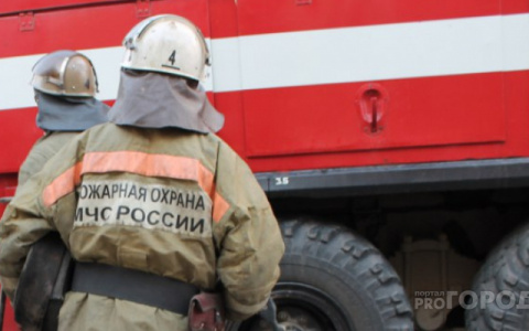 В Коми пожарные почти шесть часов боролись с огнем на пилораме