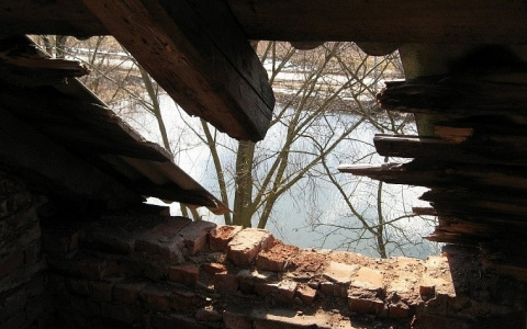 Руководитель управляющей компании Ухты ответил в суде за разбитые стекла и дыру в крыше в жилом доме