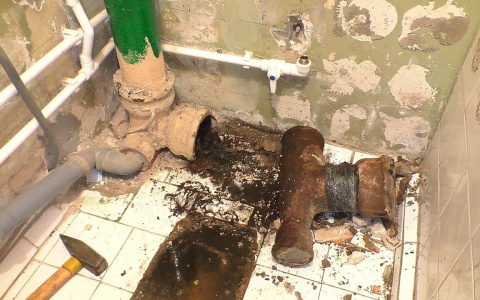 Семья из Коми стояла "насмерть", чтобы не допустить работников до ремонта канализации
