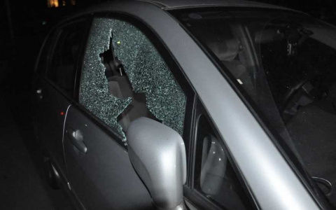 "Ради забавы!" взрослые ухтинские мужчины ходили и разбивали стекла в авто