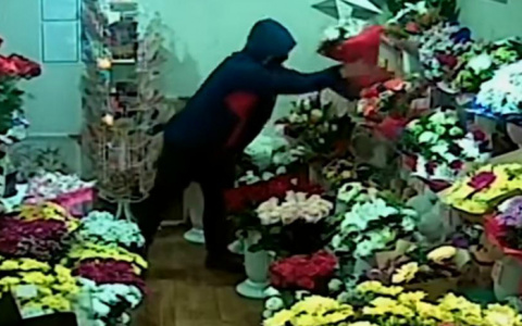 В Коми пьяный "романтик" вручил первой встречной похищенный букет роз