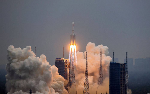 "Сначала вирус, теперь это!": На землю несется вышедшая из под контроля китайская ракета