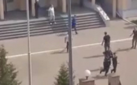 11 человек по данным спасателей погибло после стрельбы школьников 11 мая